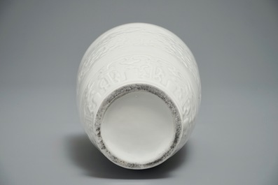 Een Chinese blanc de Chine vaas met reli&euml;fdecor, 19/20e eeuw